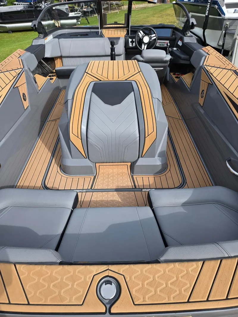 Slide: The Image of Nautique Ski Closed Bow 2022 - 6
