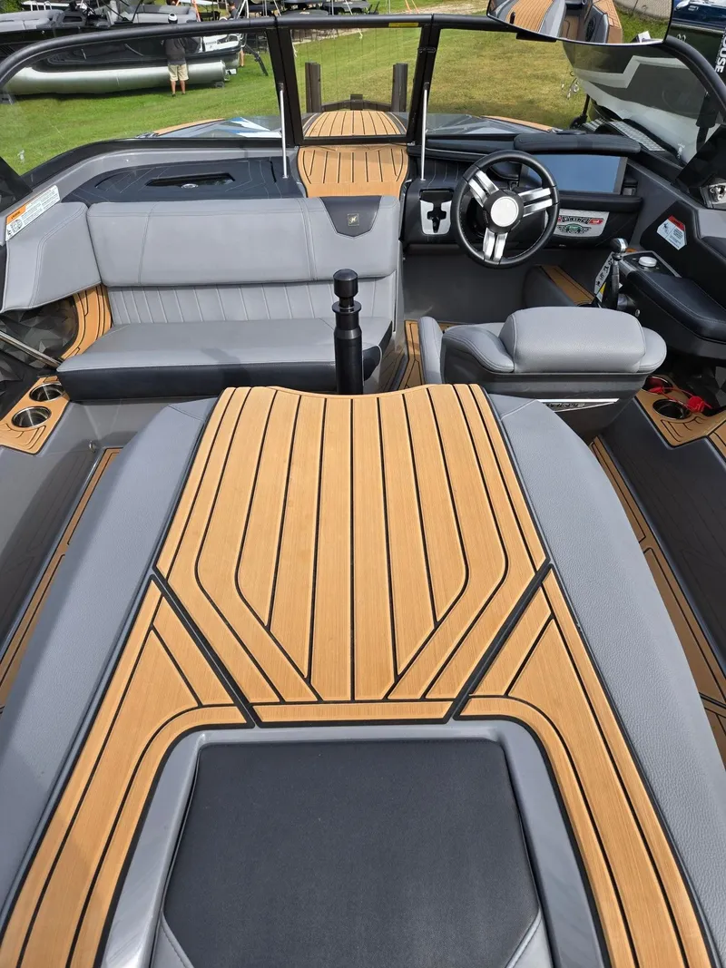 Slide: The Image of Nautique Ski Closed Bow 2022 - 7