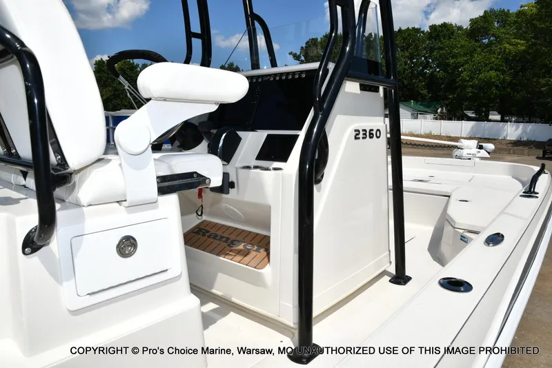 Slide: The Image of Ranger 2360 Bay w/300HP Mercury Verado 2024 - 32