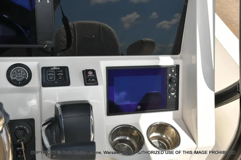 Slide: The Image of Ranger 2360 Bay w/300HP Mercury Verado 2024 - 40