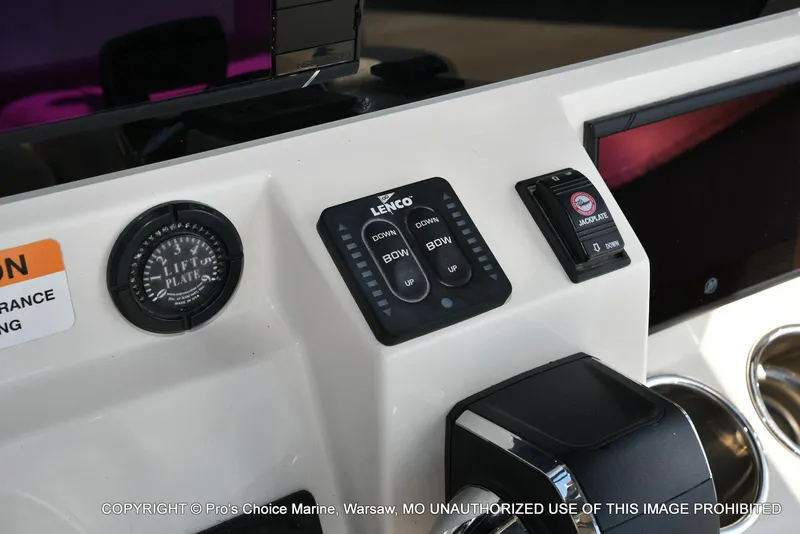 Slide: The Image of Ranger 2360 Bay w/300HP Mercury Verado 2024 - 41