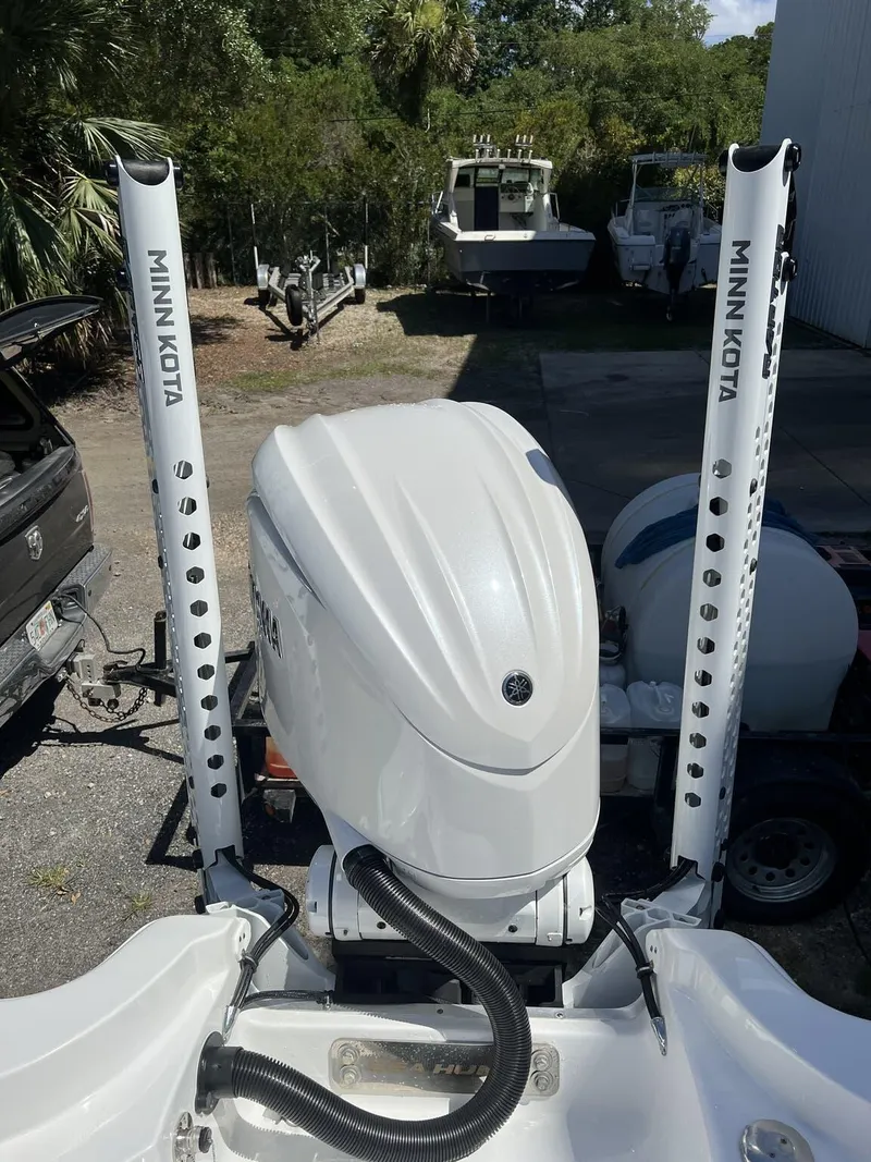 Slide: The Image of 2023 Sea Hunt BX Series BX 25 BR boat with Minn Kota trolling motor. - 3
