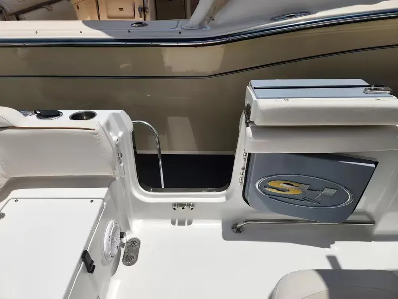 Slide: The Image of Sea Hunt Ultra 255 SE 2021 - 16