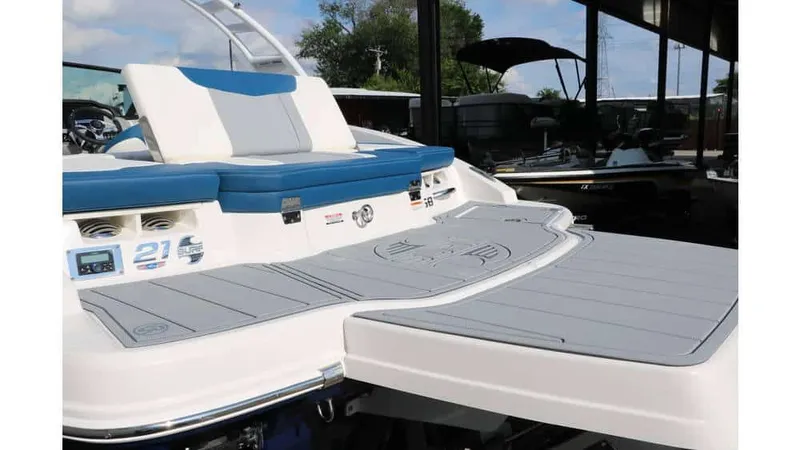 Slide: The Image of Chaparral 21 Surf 2025 - 32