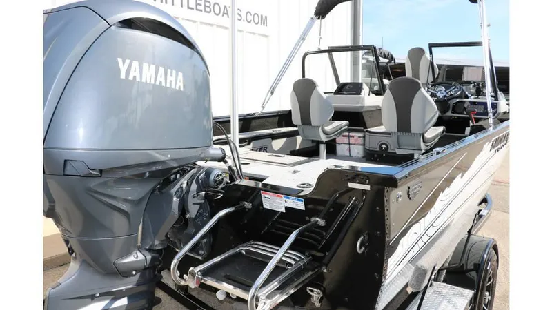 Slide: The Image of Smoker Craft Adventurer 188 DC 2025 - 4