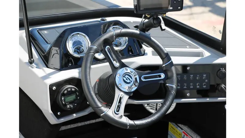 Slide: The Image of Smoker Craft Adventurer 178 DC 2025 - 16