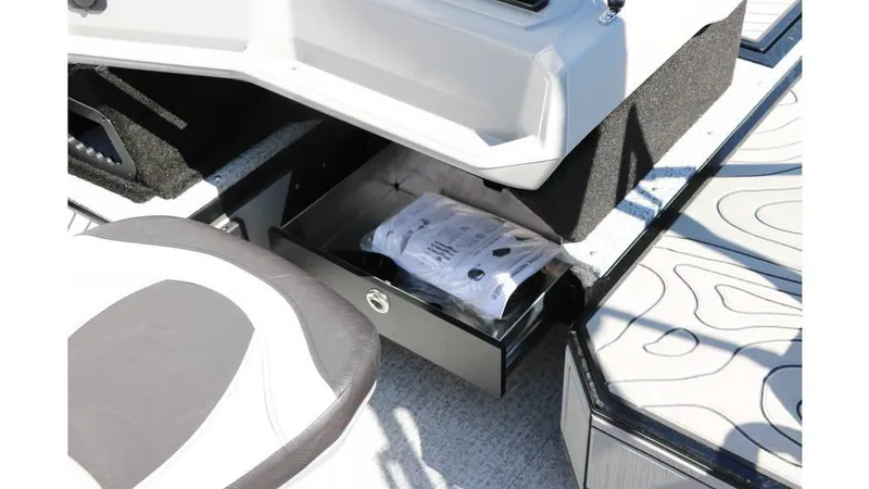 Slide: The Image of Smoker Craft Adventurer 178 DC 2025 - 25