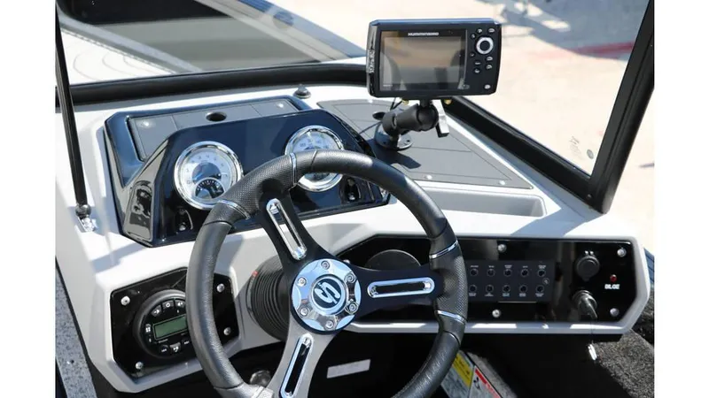 Slide: The Image of Smoker Craft Adventurer 178 DC 2025 - 26