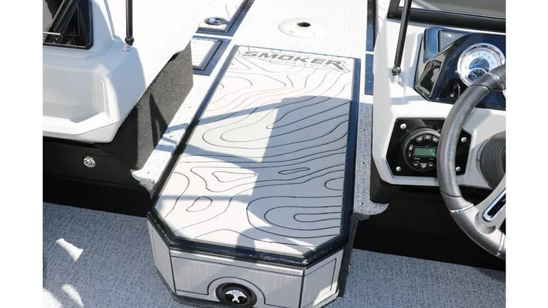 Slide: The Image of Smoker Craft Adventurer 178 DC 2025 - 28