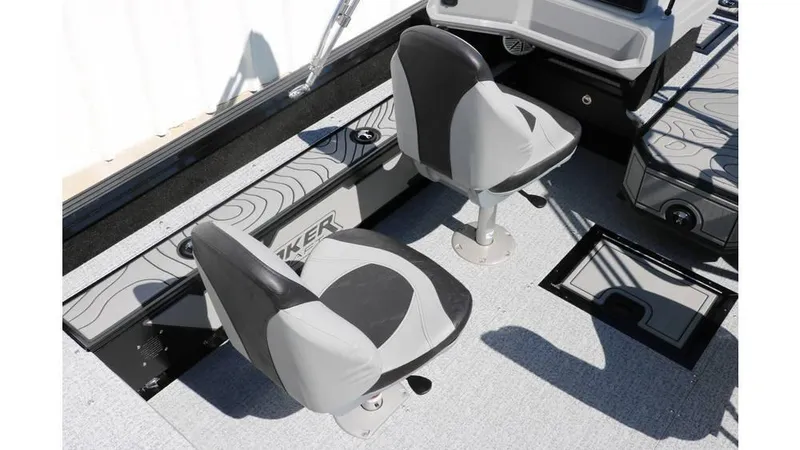 Slide: The Image of Smoker Craft Adventurer 178 DC 2025 - 30