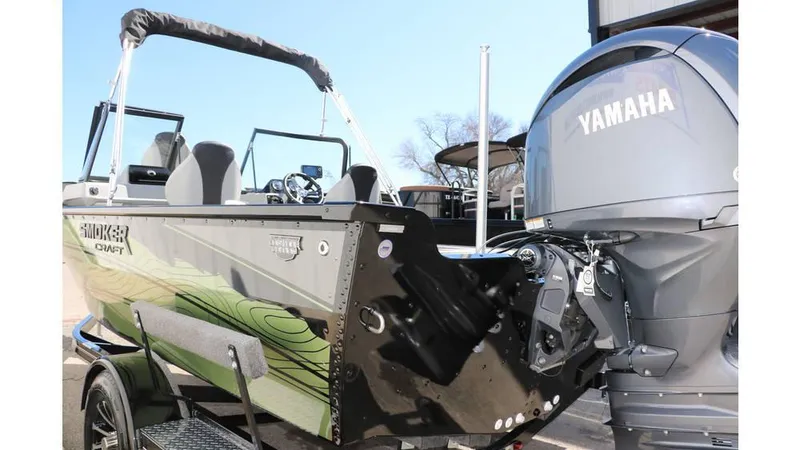 Slide: The Image of Smoker Craft Adventurer 178 DC 2025 - 5