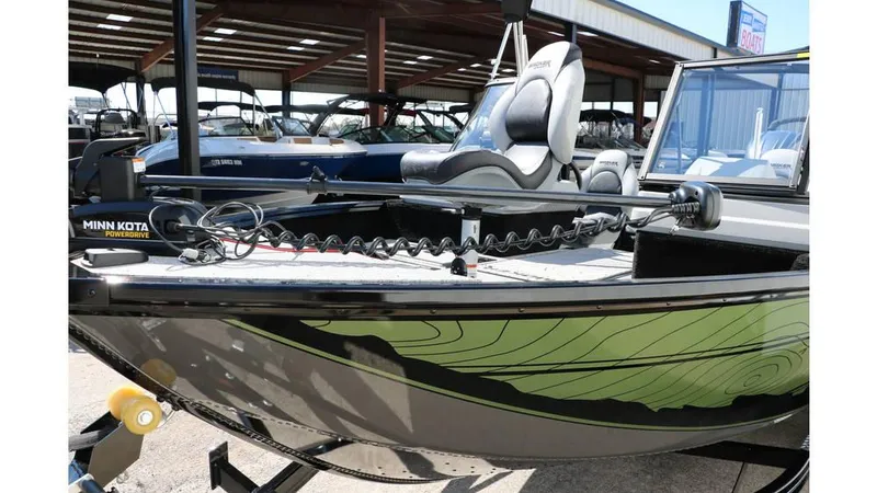 Slide: The Image of Smoker Craft Adventurer 178 DC 2025 - 7