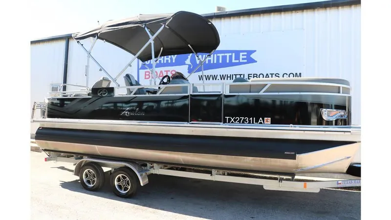 The Image of Avalon Venture 2385 RF Tri Toon 2023 - 1