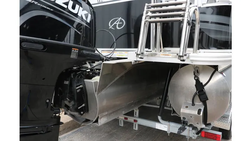 Slide: The Image of Avalon Venture 2385 RF Tri Toon 2023 - 21