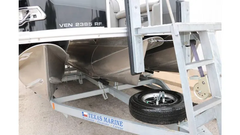 Slide: The Image of Avalon Venture 2385 RF Tri Toon 2023 - 22