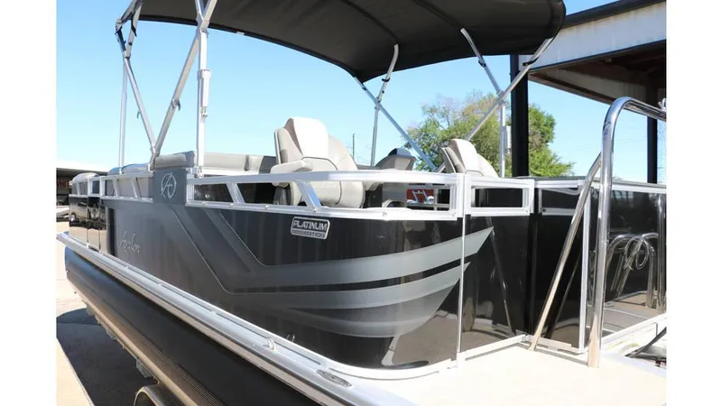 Slide: The Image of Avalon Venture 2385 RF Tri Toon 2023 - 29