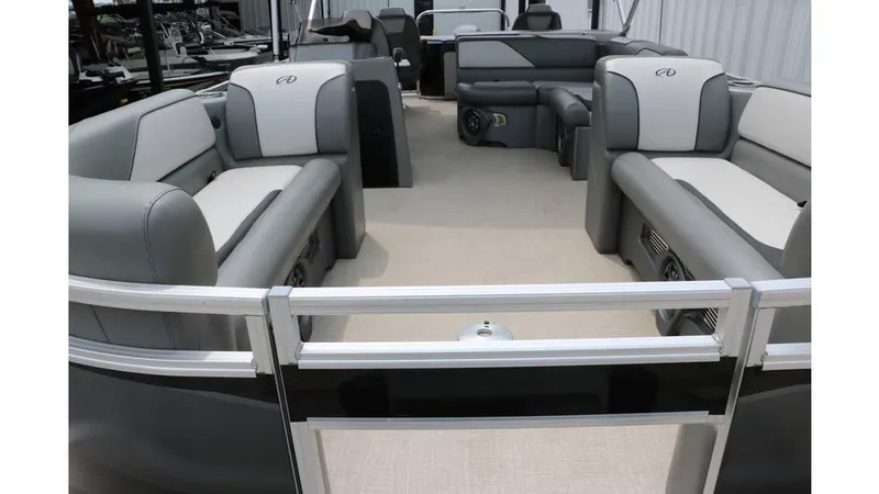 Slide: The Image of Avalon Venture 2385 RF Tri Toon 2023 - 3