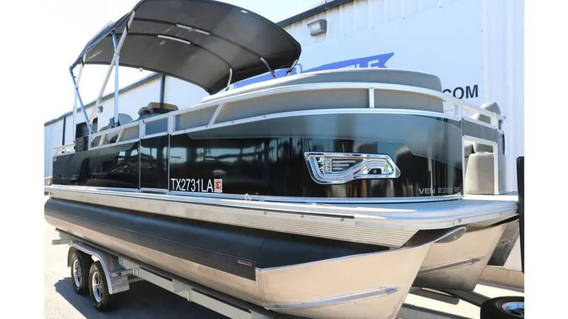 Slide: The Image of Avalon Venture 2385 RF Tri Toon 2023 - 31