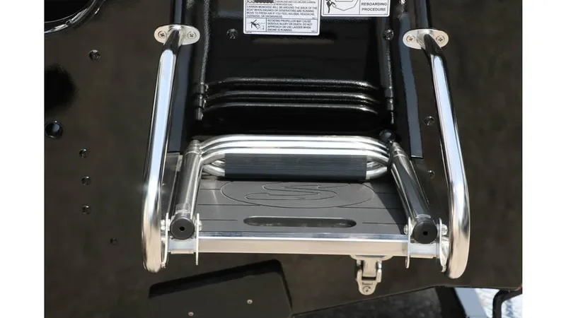 Slide: The Image of Smoker Craft Adventurer 178 DC 2025 - 12