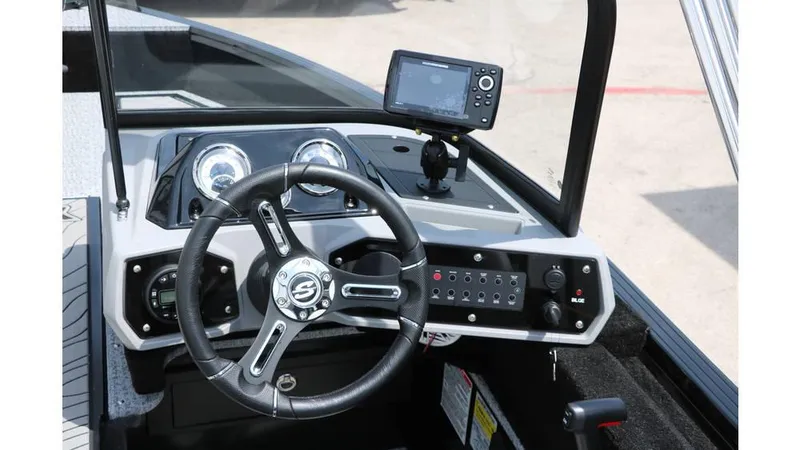 Slide: The Image of Smoker Craft Adventurer 178 DC 2025 - 19