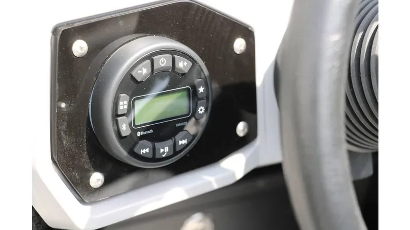 Slide: The Image of Smoker Craft Adventurer 178 DC 2025 - 25