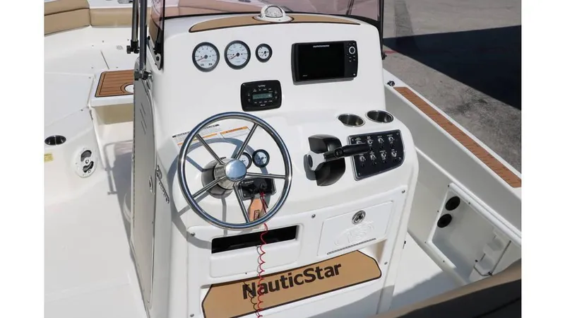 Slide: The Image of NauticStar 211 Hybrid 2020 - 23