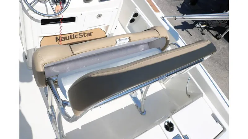 Slide: The Image of NauticStar 211 Hybrid 2020 - 34