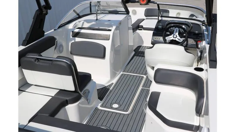 Slide: The Image of Bayliner VR6 2021 - 13