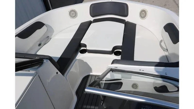 Slide: The Image of Bayliner VR6 2021 - 14