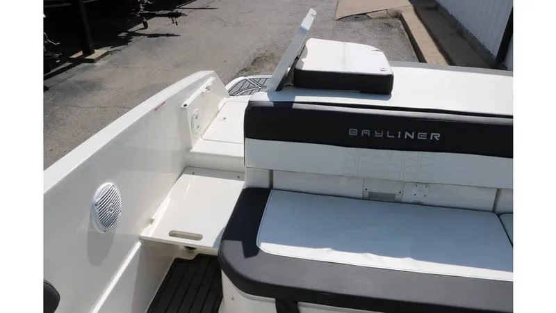 Slide: The Image of Bayliner VR6 2021 - 23
