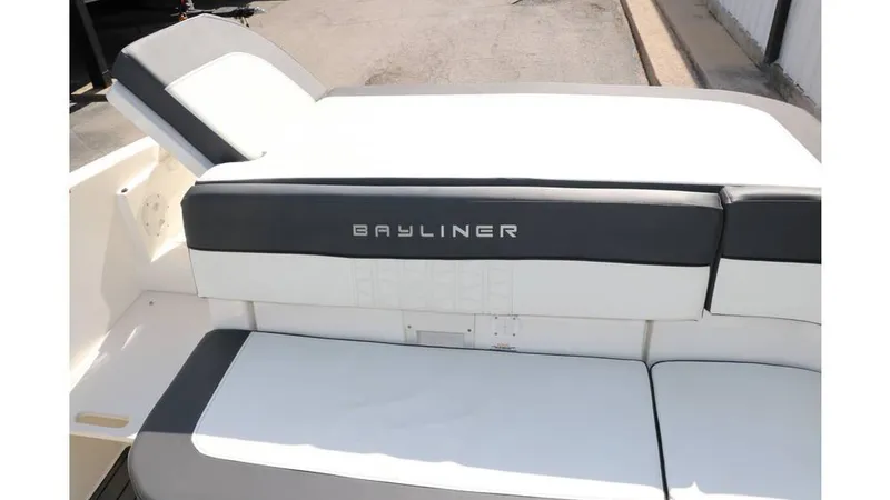 Slide: The Image of Bayliner VR6 2021 - 24