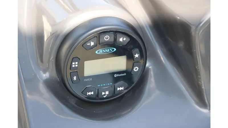 Slide: The Image of Bayliner VR6 2021 - 30