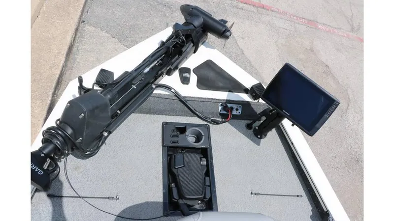 Slide: The Image of Tracker Pro 195 team txw 2018 - 19