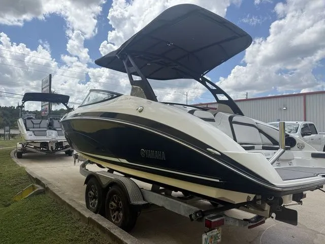 Slide: The Image of Yamaha 242 Limited S E-Series 2018 - 10