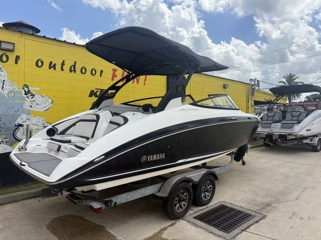 Slide: The Image of Yamaha 242 Limited S E-Series 2018 - 14