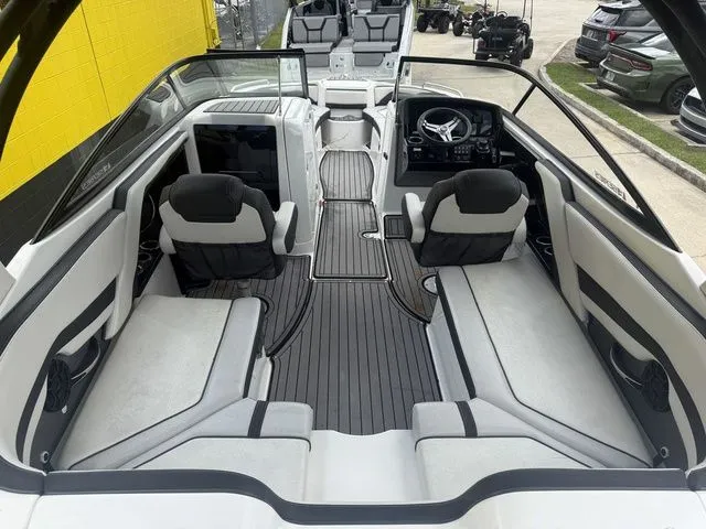 Slide: The Image of Yamaha 242 Limited S E-Series 2018 - 15