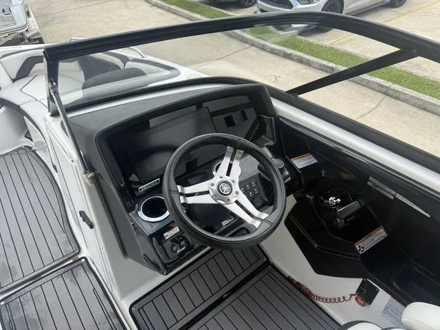 Slide: The Image of Yamaha 242 Limited S E-Series 2018 - 17