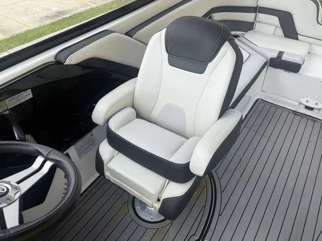 Slide: The Image of Yamaha 242 Limited S E-Series 2018 - 18