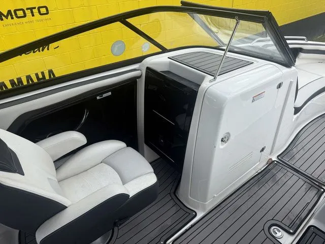 Slide: The Image of Yamaha 242 Limited S E-Series 2018 - 19