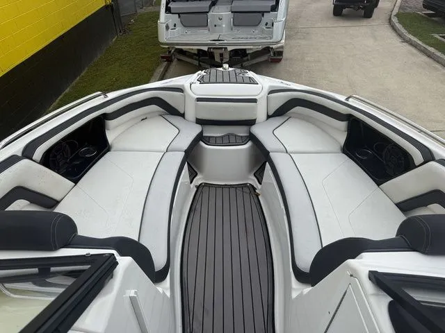 Slide: The Image of Yamaha 242 Limited S E-Series 2018 - 22