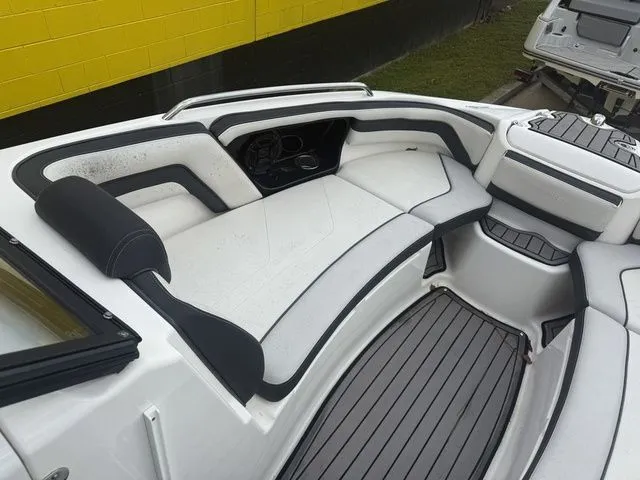 Slide: The Image of Yamaha 242 Limited S E-Series 2018 - 24