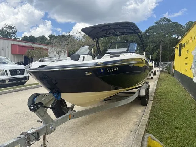 Slide: The Image of Yamaha 242 Limited S E-Series 2018 - 8