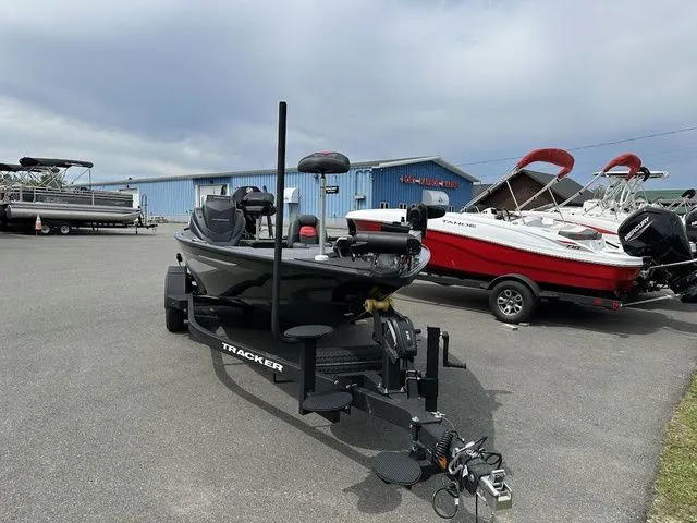 Slide: The Image of Tracker SAVAGE™ 215 2025 - 4