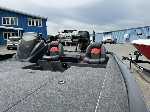 Slide: The Image of Tracker SAVAGE™ 215 2025 - 6