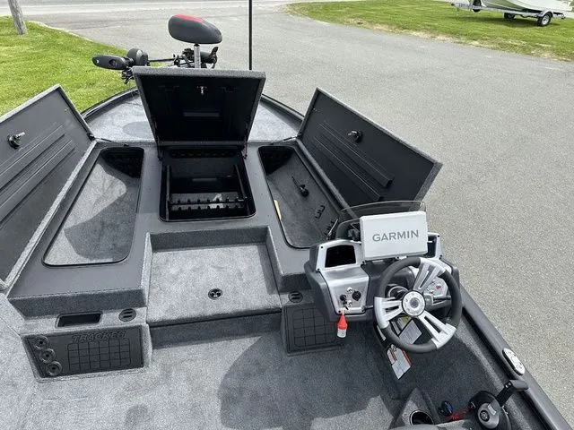 Slide: The Image of Tracker SAVAGE™ 215 2025 - 8