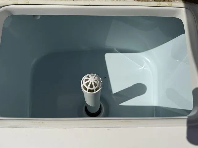 Slide: The Image of Robalo R160 2025 - 10