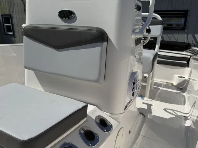 Slide: The Image of Robalo R160 2025 - 11