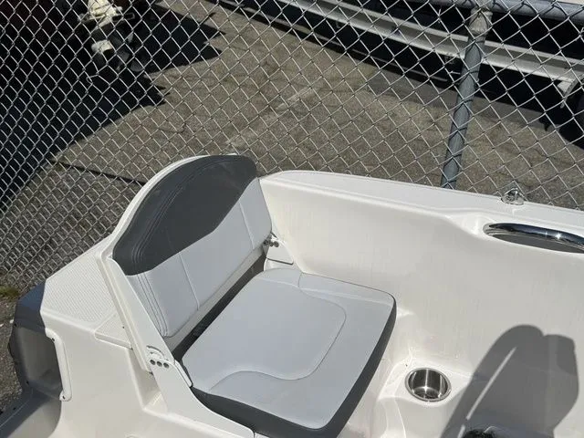 Slide: The Image of Robalo R160 2025 - 12