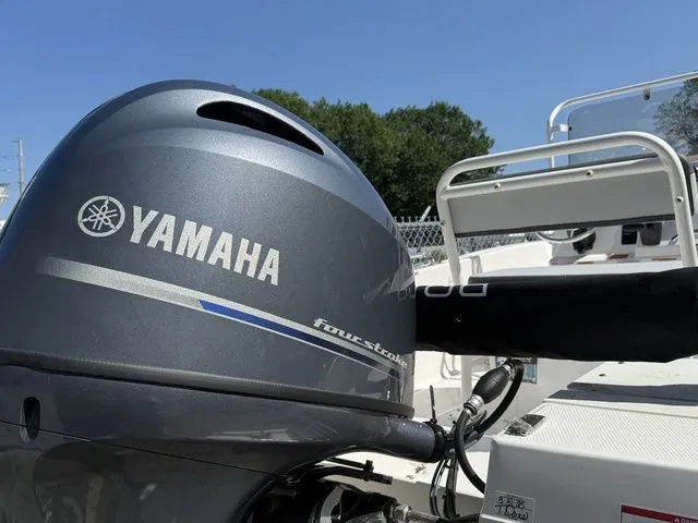 Slide: The Image of Robalo R160 2025 - 4