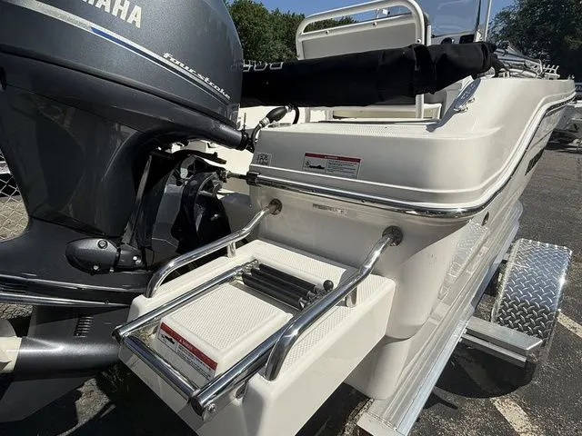 Slide: The Image of Robalo R160 2025 - 7